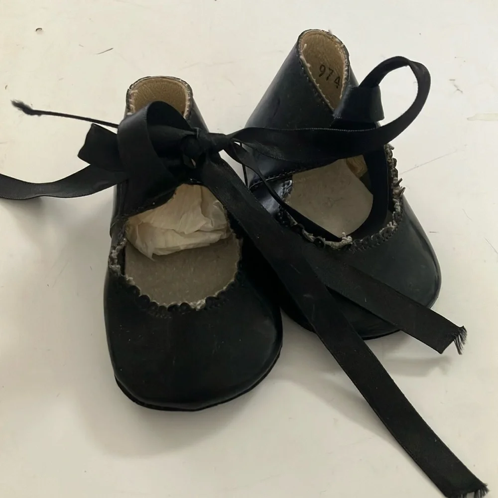 Infant black patent baby shoes size 0